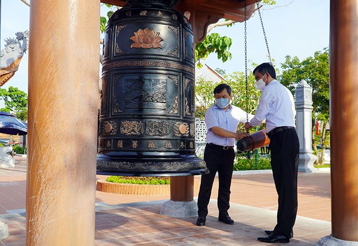 Các đồng chí lãnh đạo tỉnh viếng Đền thờ Bác Hồ và các anh hùng liệt sĩ