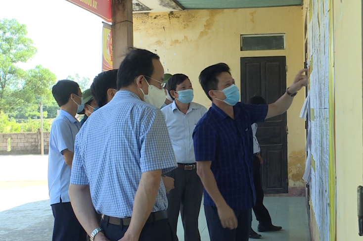Đồng chí Trưởng Ban Dân vận Tỉnh ủy kiểm tra công tác chuẩn bị bầu cử tại huyện Lệ Thủy