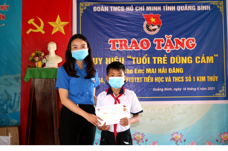 Trao tặng Huy hiệu "tuổi trẻ dũng cảm" cho học sinh cứu người bị đuối nước