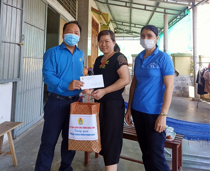 CĐ ngành Công thương: Trao 500 khẩu trang y tế N95 cho người lao động