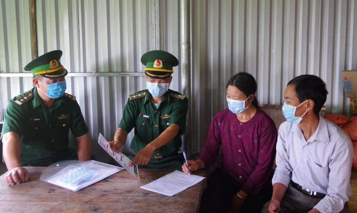 Bộ đội biên phòng chống xuất nhập cảnh trái phép kết hợp tuyên truyền phòng chống COVID-19