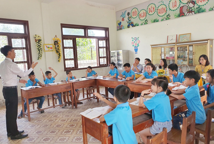 Tích cực thúc đẩy các phong trào thi đua dạy và học