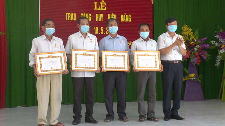Các địa phương trao tặng Huy hiệu Đảng đợt 19-5