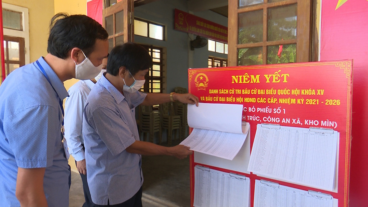 Đồng chí Phó Chủ tịch Thường trực HĐND tỉnh kiểm tra công tác chuẩn bị bầu cử tại huyện Tuyên Hóa