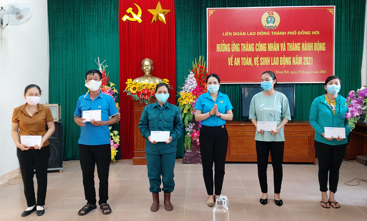 Liên đoàn Lao động TP. Đồng Hới: Tặng quà cho công nhân, lao động có hoàn cảnh khó khăn