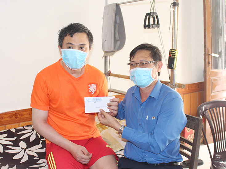 Trao quà cho công nhân, người lao động bị tai nạn lao động