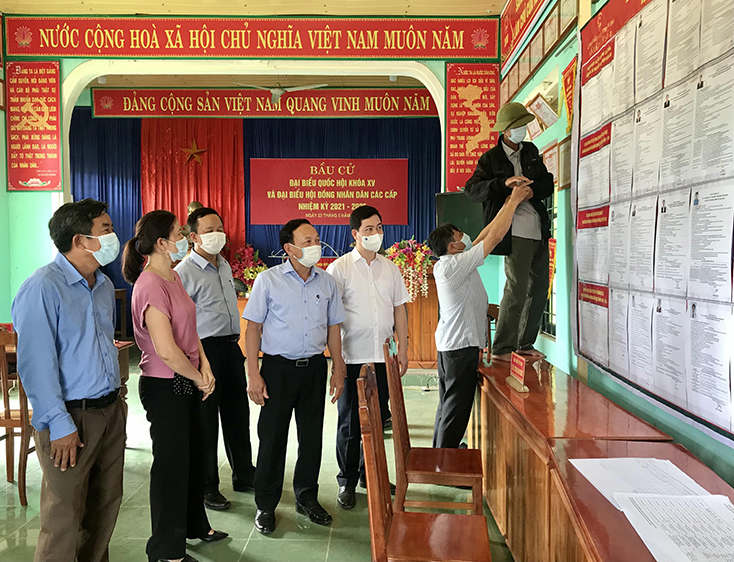 Đồng chí Phó Bí thư Thường trực Tỉnh ủy kiểm tra công tác chuẩn bị bầu cử tại huyện Tuyên Hóa