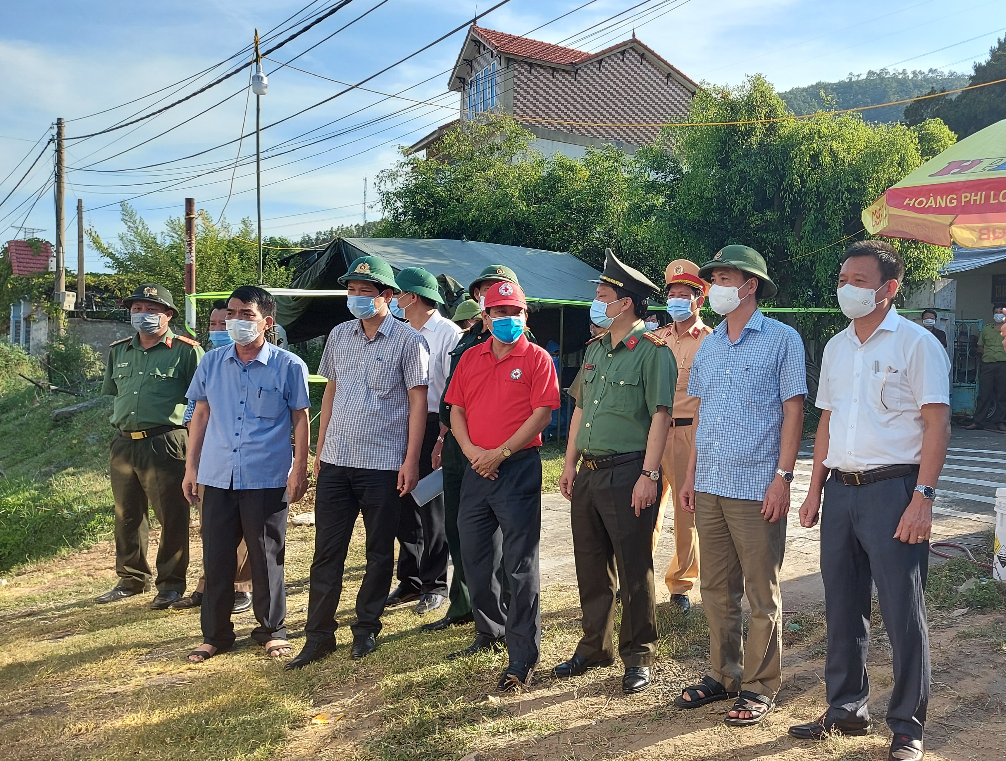 Ban chỉ đạo phòng, chống dịch bệnh Covid-19 tỉnh: Thăm tặng quà lực lượng làm việc tại Chốt Kiểm soát dịch bệnh Covid-19 tại xã Quảng Đông