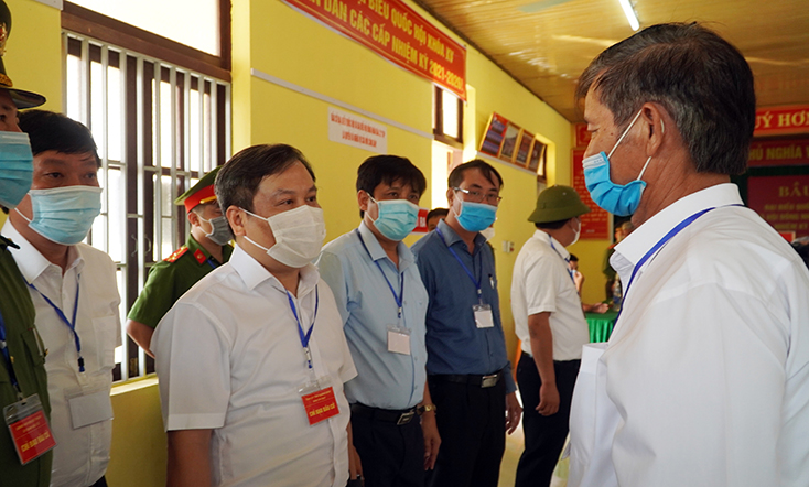 Đồng chí Bí thư Tỉnh ủy kiểm tra công tác bầu cử tại huyện Bố Trạch