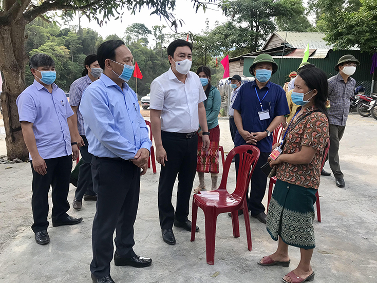 Đồng chí Phó Bí thư Thường trực Tỉnh ủy kiểm tra công tác bầu cử sớm tại các xã biên giới huyện Bố Trạch