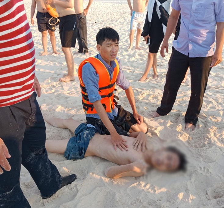 Đại úy Công an xã Hải Ninh cùng người dân kịp thời cứu sống nạn nhân đuối nước