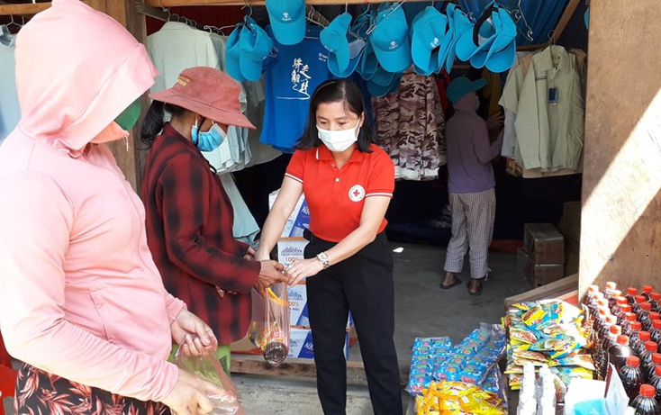 "Gian hàng không đồng" cho bà con vùng cao Lệ Thủy