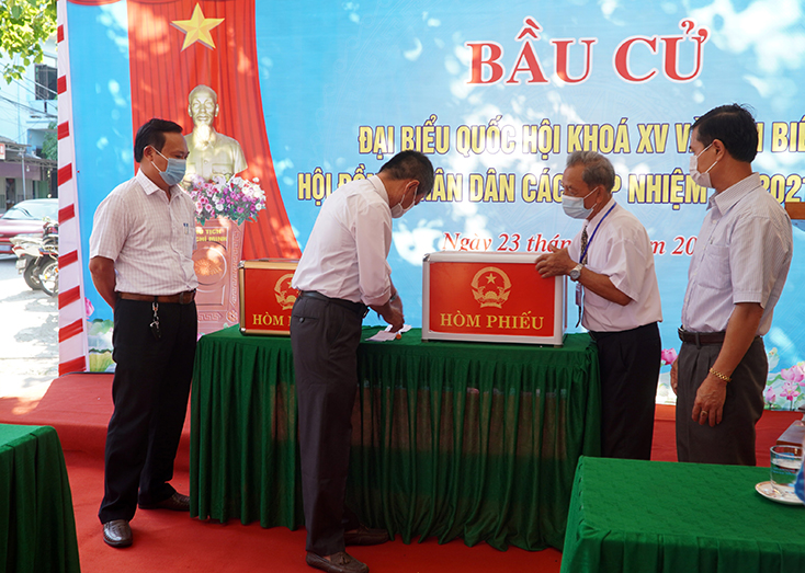 Sáng nay, 1.050 khu vực bỏ phiếu trong toàn tỉnh đã tổ chức khai mạc bầu cử