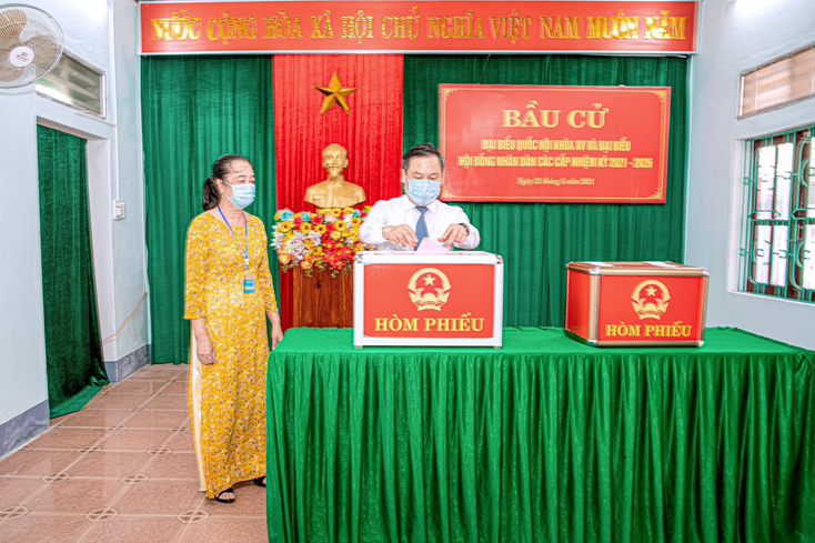 Đồng chí Bí thư Tỉnh ủy Vũ Đại Thắng bỏ phiếu bầu cử đại biểu Quốc hội khóa XV và đại biểu HĐND các cấp nhiệm kỳ 2021-2026