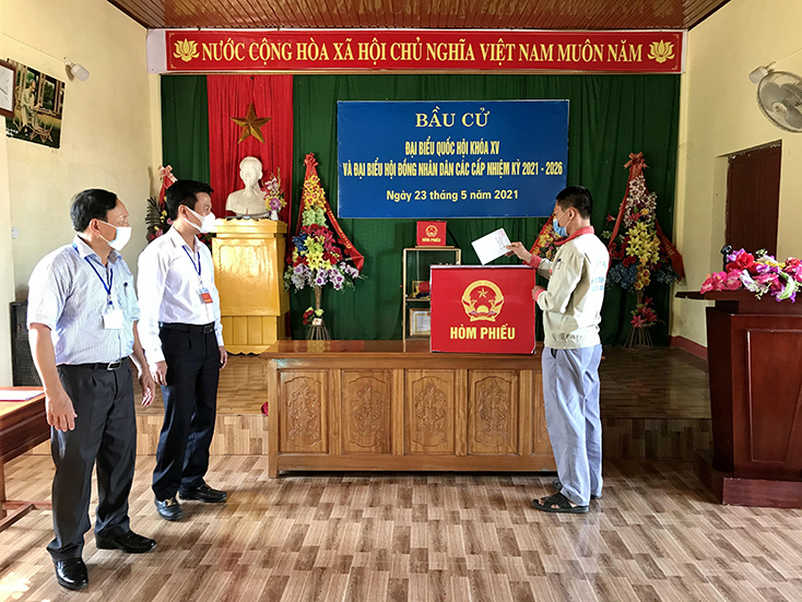 Các đồng chí lãnh đạo tỉnh dự khai mạc tại các khu vực bỏ phiếu bầu cử