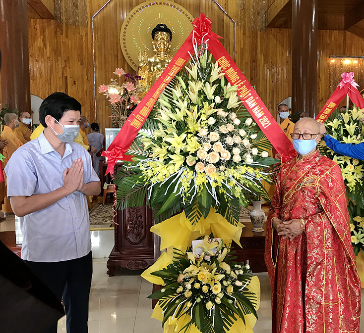 Đồng chí Phó Chủ tịch UBND tỉnh thăm, chúc mừng Ban Trị sự Giáo hội Phật giáo Việt Nam tỉnh nhân dịp Đại lễ Phật đản năm 2021