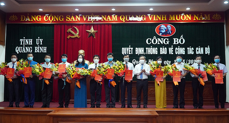 Công bố các quyết định, thông báo về công tác cán bộ