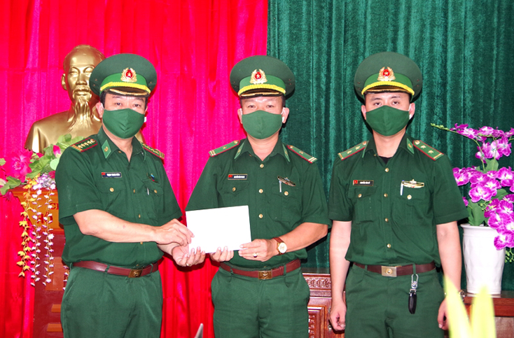 Khen thưởng các lực lượng trong vụ việc phát hiện người nhập cảnh trái phép