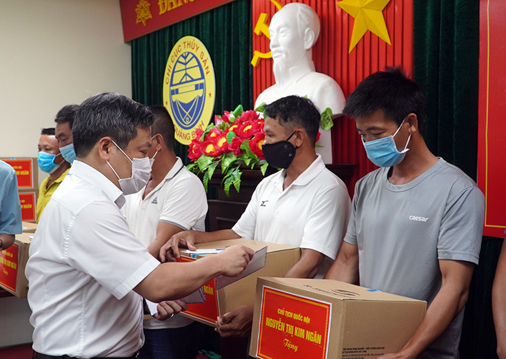 Trao tặng thiết bị giám sát hành trình cho ngư dân Quảng Bình