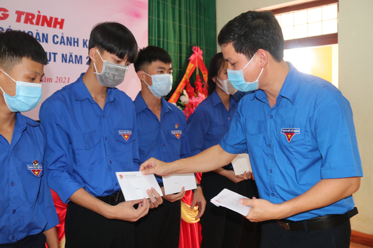 Trao quà hỗ trợ học sinh có hoàn cảnh khó khăn