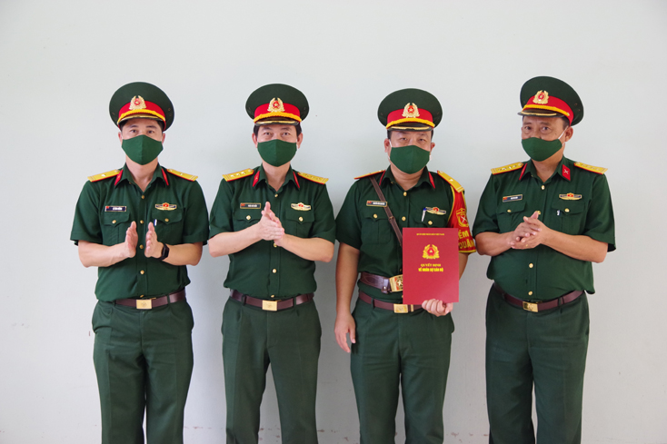 Trao quân hàm cho lực lượng làm nhiệm vụ ở chốt phòng, chống dịch Covid-19