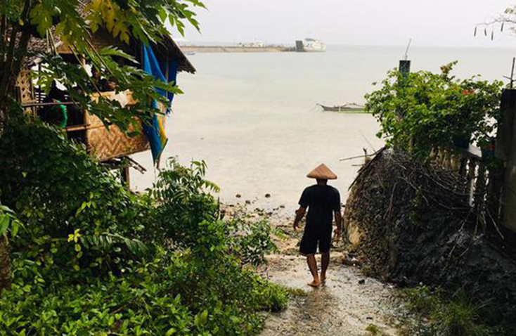 Ngư dân Philippines chịu khó khăn kép vì COVID-19 và tàu Trung Quốc