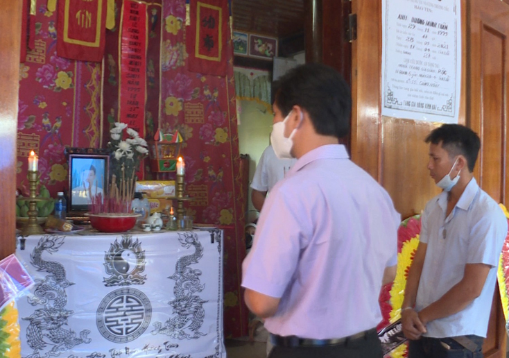 Thăm hỏi gia đình nam thanh niên tử vong sau khi dũng cảm cứu 2 em nhỏ khỏi đuối nước
