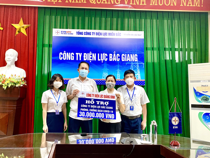 Công ty Điện lực Quảng Bình: Hỗ trợ Công ty Điện lực Bắc Giang 30 triệu đồng để phòng, chống dịch Covid-19