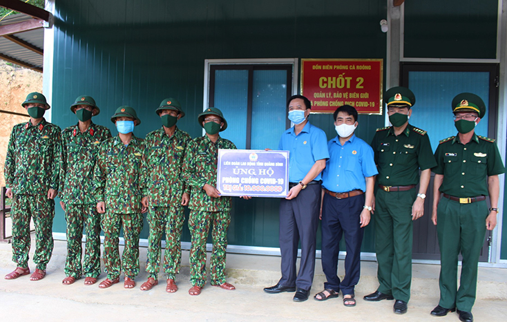Thăm, tặng quà cán bộ, chiến sĩ Bộ đội Biên phòng thực hiện công tác phòng, chống dịch Covid-19