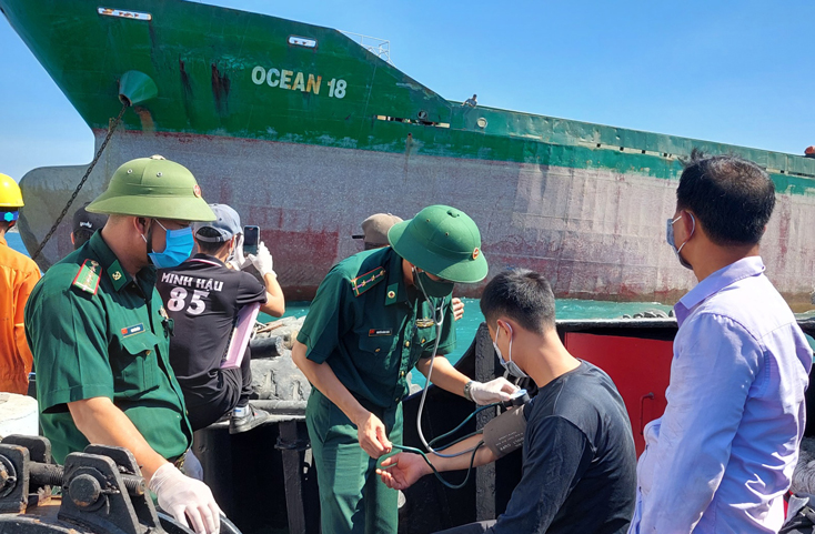 Một tàu cá bị chìm sau khi va chạm với tàu vận tải