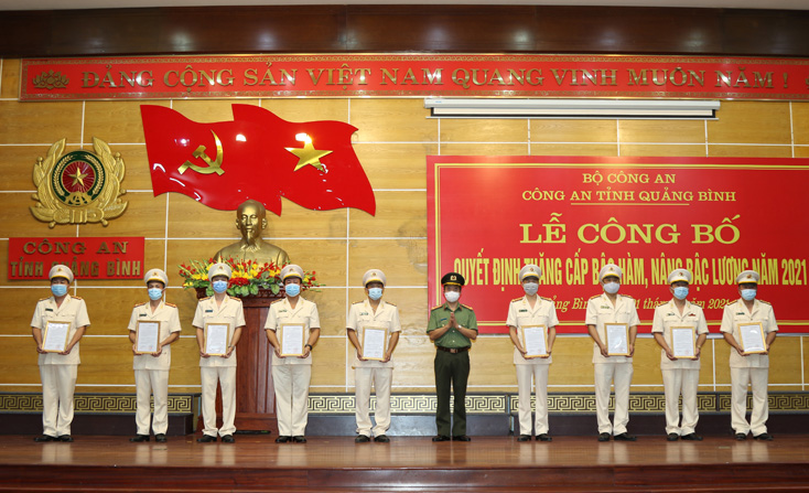 Công an tỉnh: Trao quyết định thăng cấp bậc hàm, nâng bậc lương cho cán bộ năm 2021