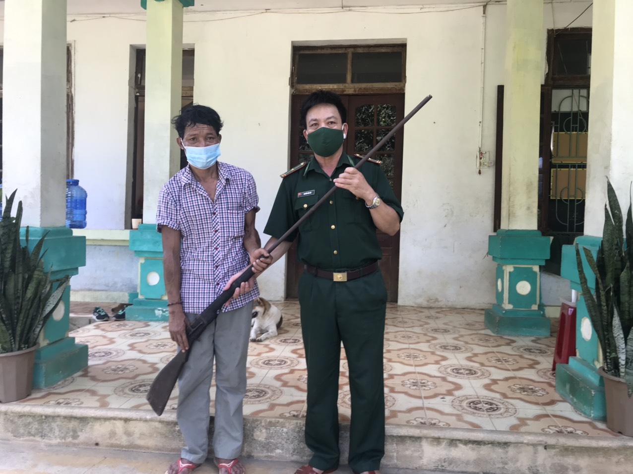 Đồn Biên phòng Cà Xèng vận động người dân giao nộp 42 khẩu súng các loại