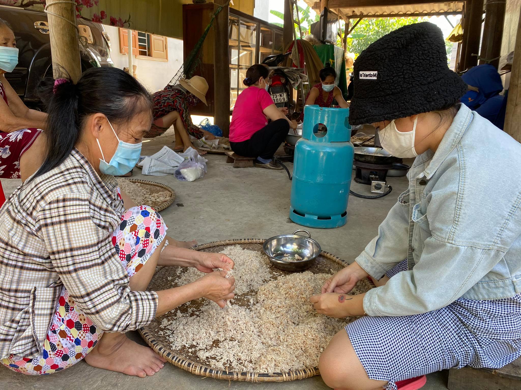 Làm ruốc bông và cá khô rim gửi tặng vùng dịch ở Bắc Giang
