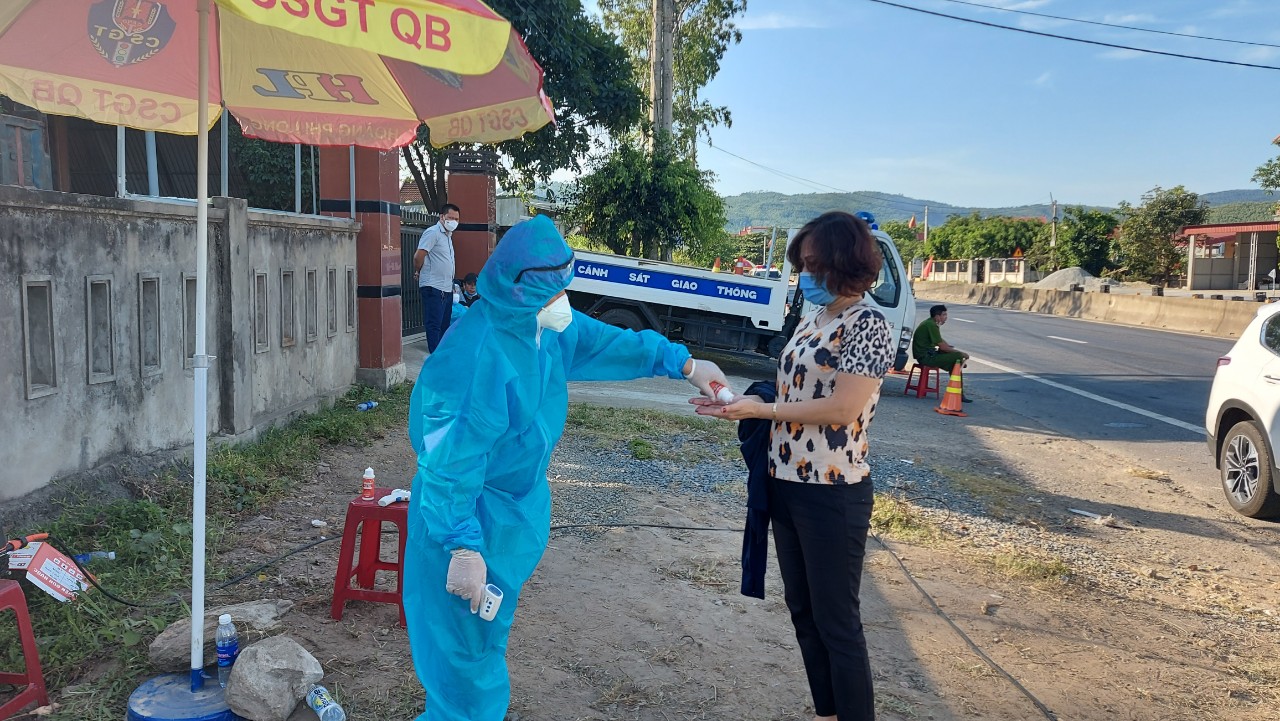 Thực hiện cách ly tại nhà một sinh viên tiếp xúc với bệnh nhân Covid-19