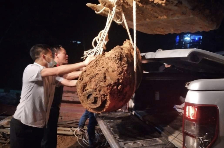 Di dời thành công quả bom khiến đường sắt Bắc-Nam bị ách tắc hơn nửa ngày