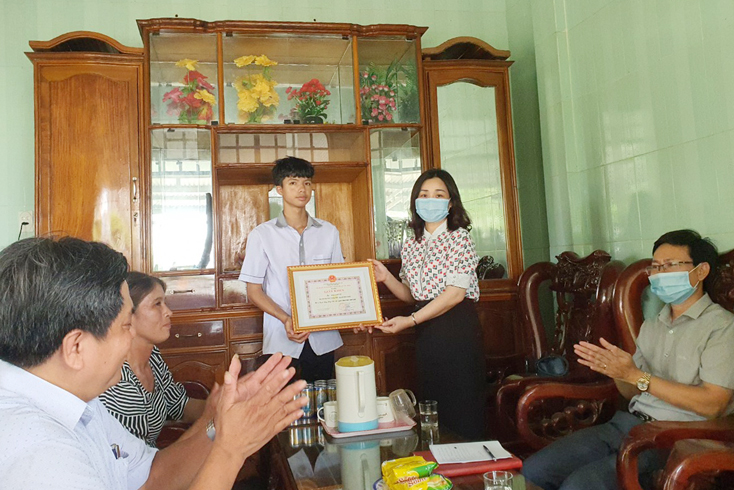 Lãnh đạo Sở GD-ĐT Quảng Bình trao tặng giấy khen cho học sinh cứu người thoát khỏi đuối nước