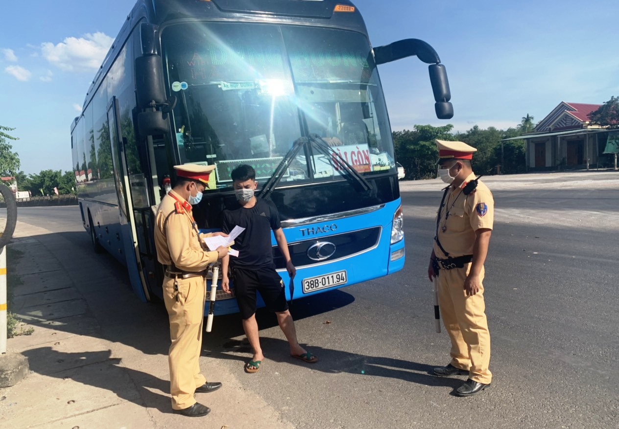 Lực lượng CSGT: "Căng mình" phòng chống dịch Covid-19 và bảo đảm an toàn giao thông