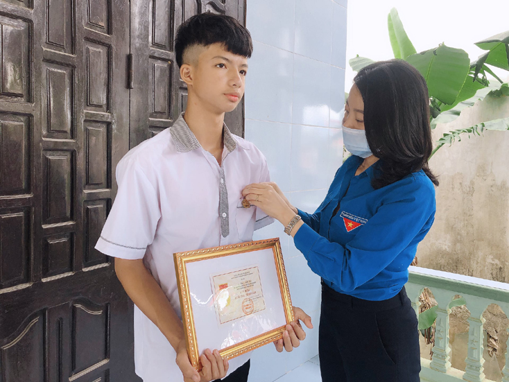 Trao Huy hiệu "Tuổi trẻ dũng cảm" cho đoàn viên cứu người thoát khỏi đuối nước
