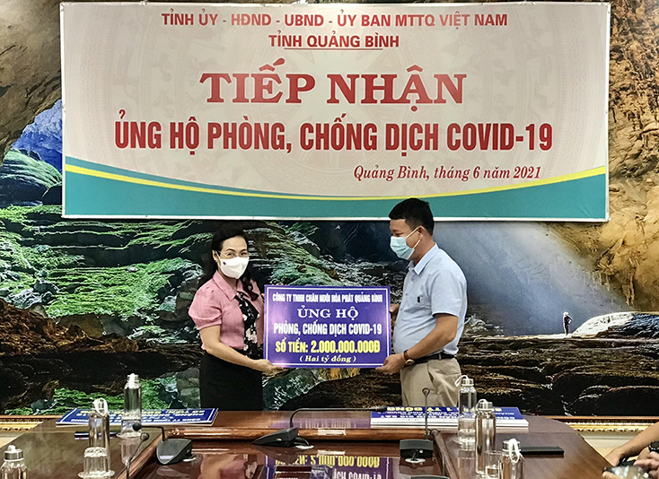 Công ty TNHH chăn nuôi Hòa Phát Quảng Bình ủng hộ 2 tỷ đồng cho Quỹ Phòng, chống dịch Covid-19 tỉnh