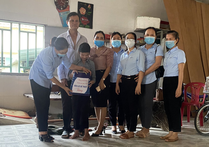 Thăm, tặng quà cho trẻ em có hoàn cảnh khó khăn