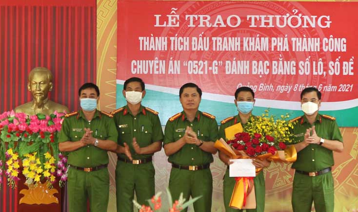 Công an tỉnh: Trao thưởng cho các lực lượng phá thành công chuyên án đấu tranh với nhóm đối tượng tổ chức đánh bạc bằng hình thức số lô, số đề