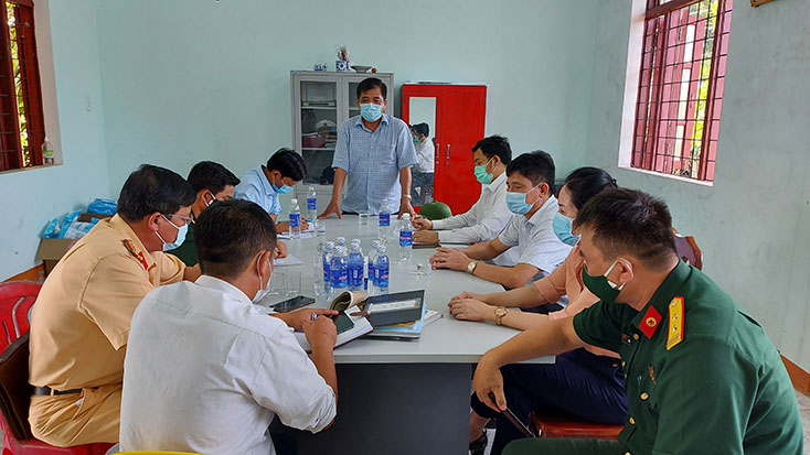 Đồng chí Phó Chủ tịch Thường trực UBND tỉnh kiểm tra hoạt động Chốt Kiểm soát phòng, chống dịch bệnh Covid-19 phía Nam