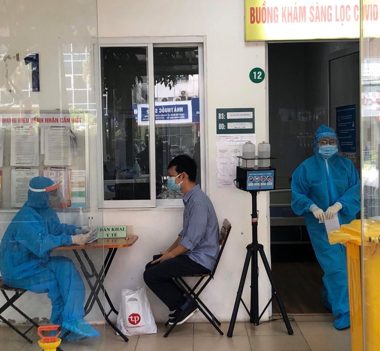 Người dân đến bệnh viện cần làm gì để phòng lây nhiễm COVID-19?