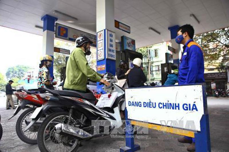 Xăng tăng hơn 600 đồng/lít