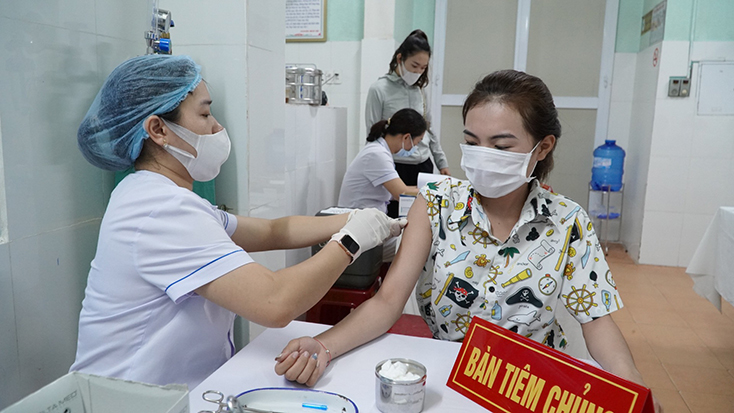 Gần 400 người được tiêm vắc-xin phòng Covid-19 đợt 2
