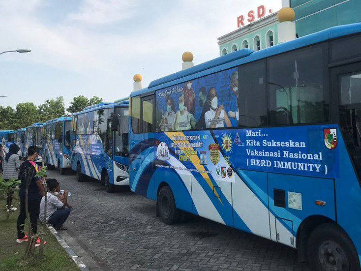 Indonesia biến xe buýt công cộng thành điểm tiêm vaccine COVID-19