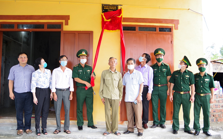 Khánh thành, bàn giao nhà "Đại đoàn kết" cho hộ nghèo nơi biên giới