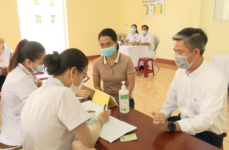 Bố Trạch: Tiêm vắc xin phòng Covid-19 cho gần 600 người