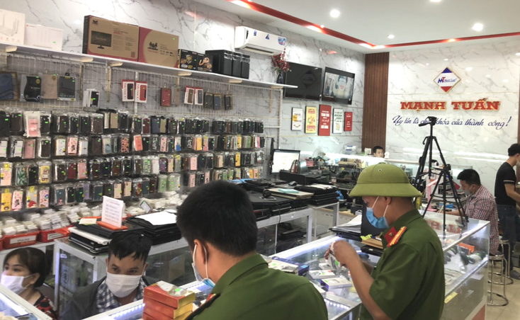 Phát hiện cơ sở kinh doanh hàng điện tử không rõ nguồn gốc