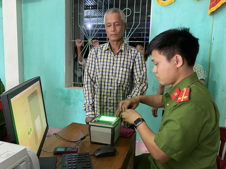 Công an huyện Lệ Thủy: Hoàn thành 90 ngày cao điểm cấp thẻ căn cước công dân gắn chíp điện tử